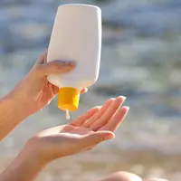 Setelah merawat kulit siku dan lutut dengan bahan-bahan tersebut, hal yang tidak kalah penting adalah mengoleskan sunblock pada kulit siku dan lutut setiap kali akan beraktivitas di bawah sinar matahari . (Istimewa)