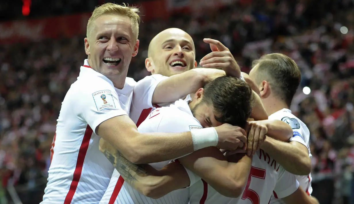 Para pemain Polandia merayakan kemenangan atas Montenegro pada laga Kualifikasi Piala Dunia 2018 di Stadion National, Warsawa, Minggu (8/10/2017). Polandia menang 4-2 atas  Montenegro. (AP/Alik Keplicz)
