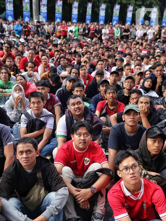 Antusiasme suporter Timnas Indonesia memudar seiring berjalannya pertandingan. (Liputan6.com/Angga Yuniar)