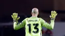 Kiper Manchester City, Willy Caballero mengangkat tangannya usai pertandingan melawan AS Monaco pada leg kedua babak 16 besar Liga Champions di stadion Louis II, Monaco (16/3). City gagal lolos ke perempat final Liga Champions. (AP/Claude Paris)