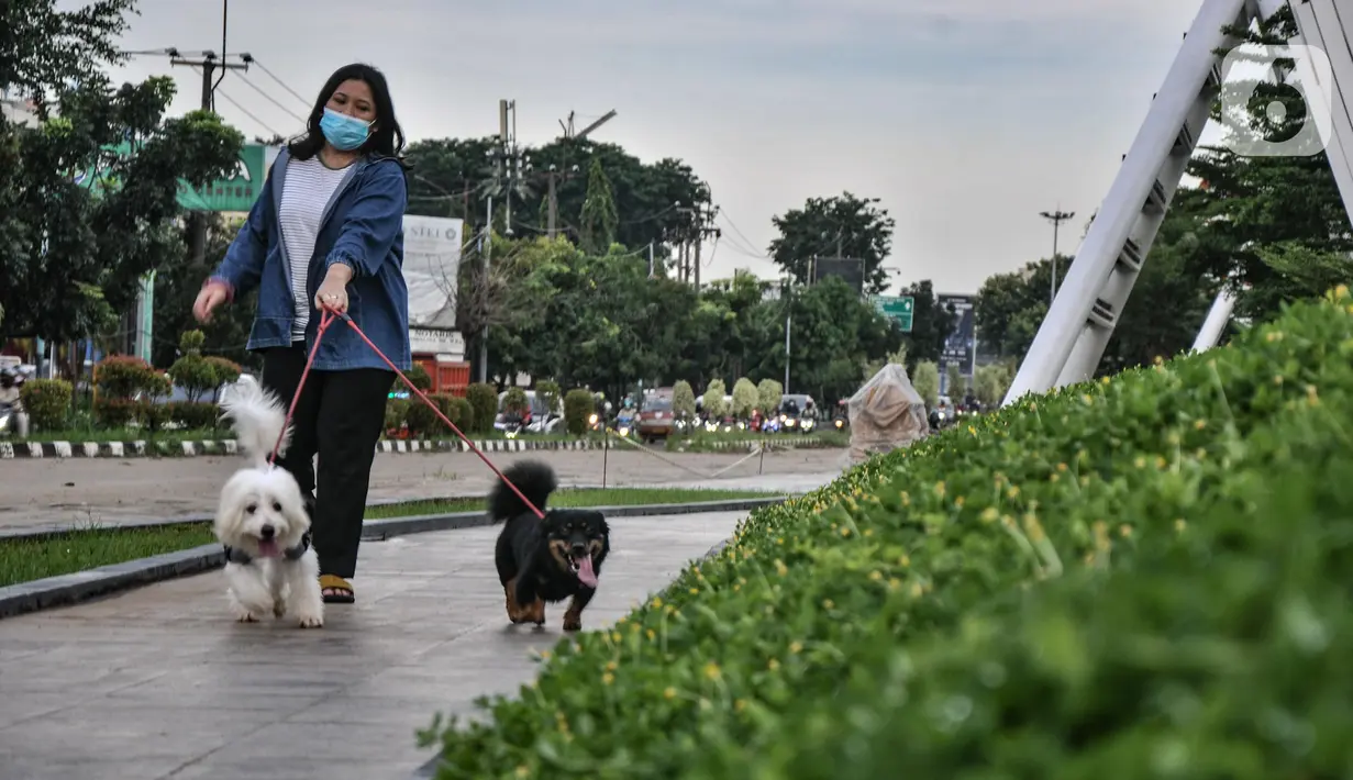 Warga saat berkunjung ke taman Tarum Bhagasasi, Kalimalang, Bekasi, Jawa Barat, Senin (14/2/2022). Proyek revitalisasi Kalimalang tahap I yang digadang-gadang mirip dengan Sungai Cheonggyecheon di Seoul Korea Selatan itu telah rampung meski belum dibuka untuk umum. (merdeka.com/Iqbal S. Nugroho)