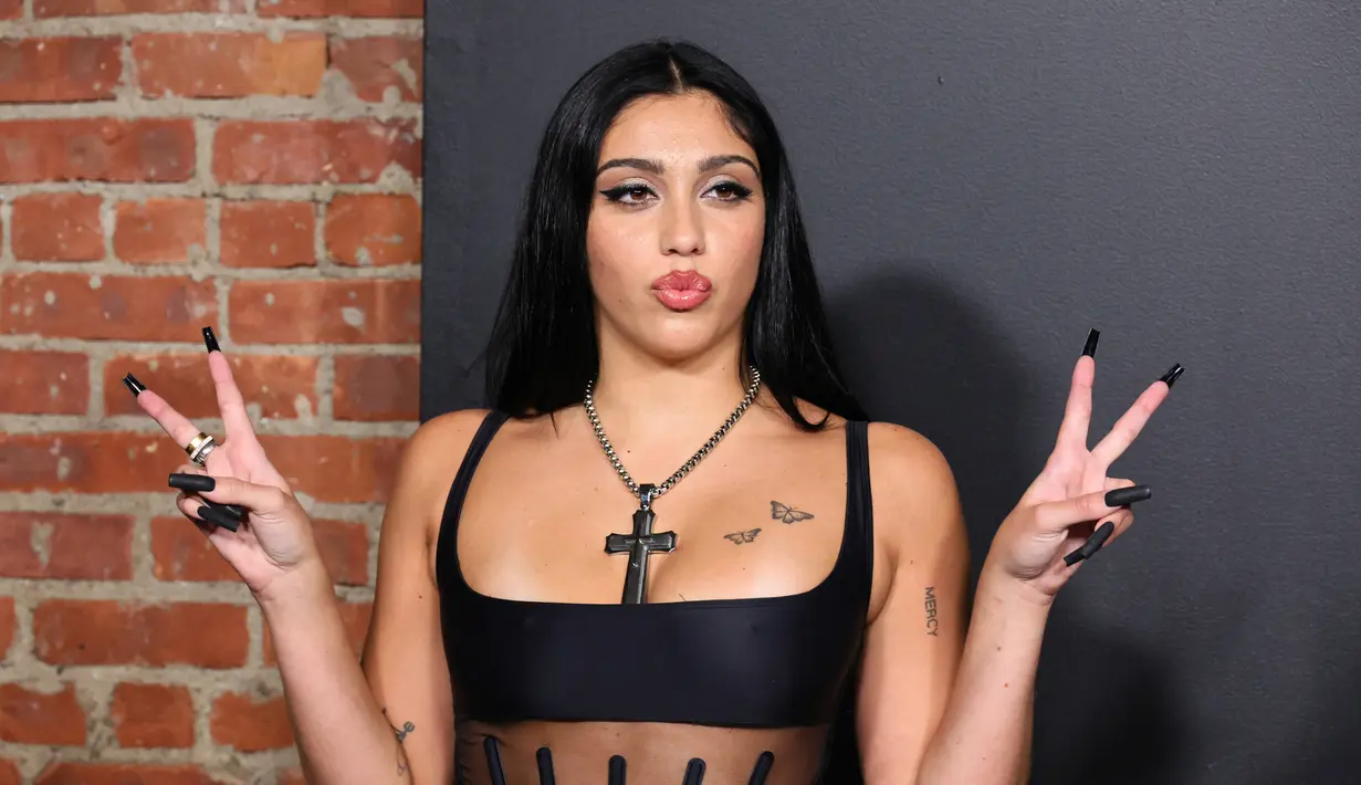 Aktris Amerika Serikat Lourdes Leon tiba pada pembukaan pameran Thierry Mugler: Couturissime di Brooklyn Museum, Brooklyn, New York City, Amerika Serikat, 15 November 2022. Riasannya dilakukan secara klasik yang terdiri dari eyeliner hitam serta lipstik satin berwarna peach. (Theo Wargo/Getty Images/AFP)