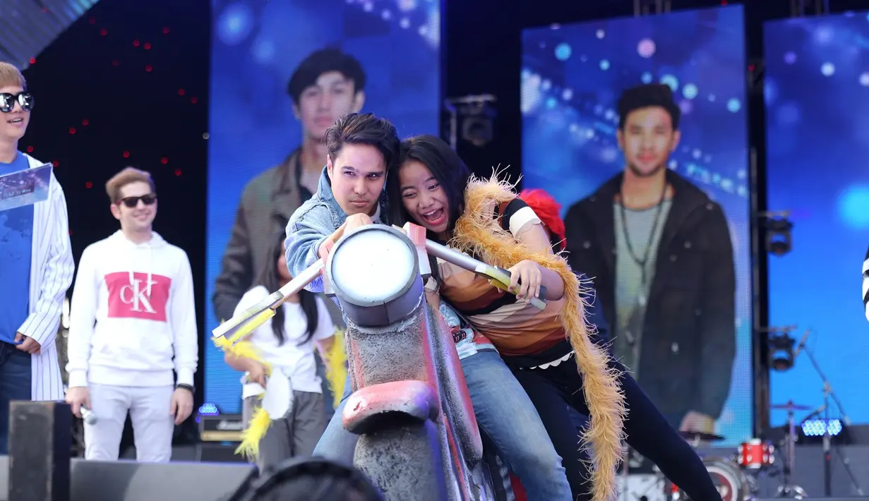 Tak sekedar menyapa, para bintang muda sinetron tanah air pun lantas berinteraksi hangat dengan penggemarnya. Salah satunya dengan menggelar lomba mirip idola yang diikuti oleh beberapa penonton. (Daniel Kampua/Bintang.com)