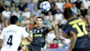 Striker Juventus, Cristiano Ronaldo, berusaha mengontrol bola saat melawan Valencia pada laga Liga Champions di Stadion Mestalla, Valencia, Rabu (19/9/2018). Juventus menang 2-0 atas Valencia. (AP/Alberto Saiz)