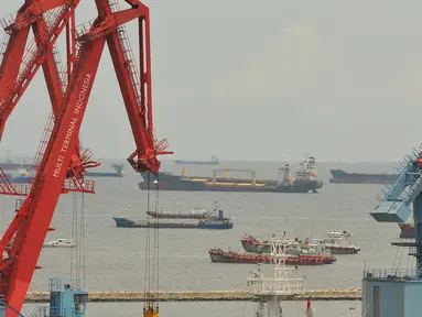 Suasana pelayaran di pelabuhan Tanjung Priok, Jakarta, Jumat (26/5). Indonesia diprediksi akan kembali mendulang surplus neraca perdagangan di April 2017 di bawah US$ 1 miliar. (Liputan6.com/Angga Yuniar)