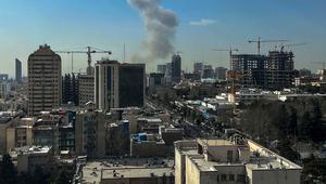 Kepulan asap membubung setelah ledakan yang dilaporkan terjadi di Teheran, Iran, pada 28 Februari 2026. Dua ledakan keras terdengar di Teheran, Iran, pada 28 Februari 2026 pagi hari. (Foto oleh AFP)