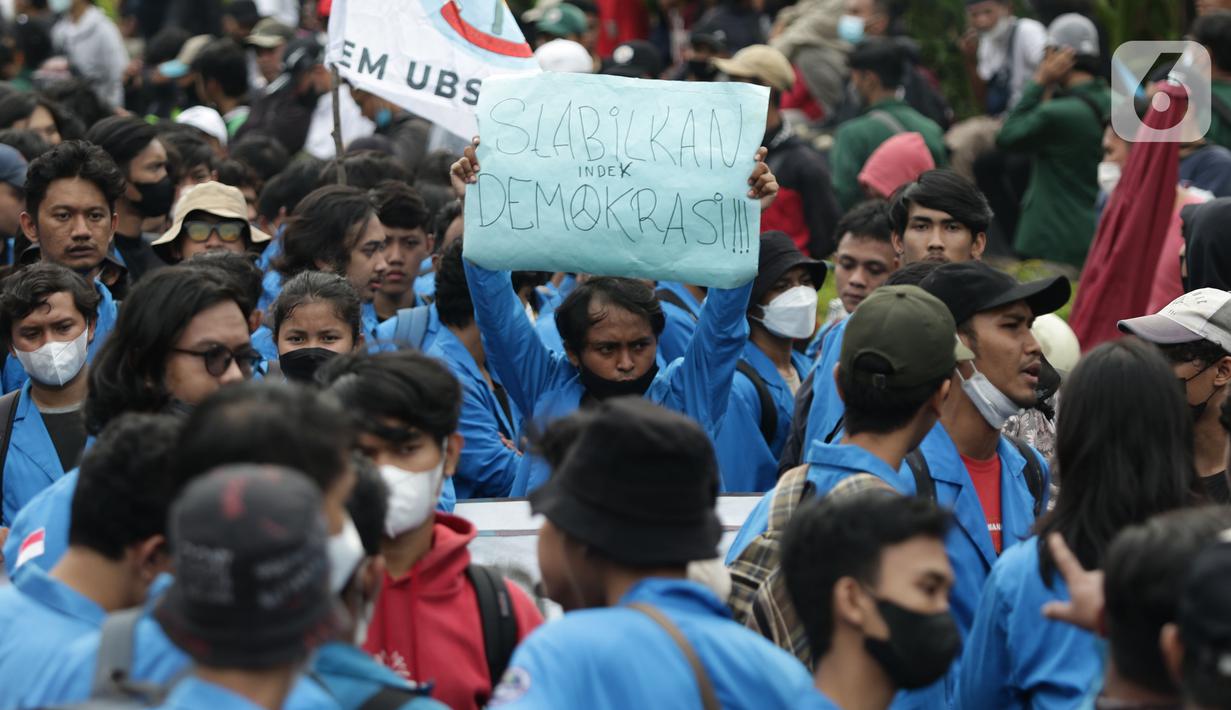 Aliansi Mahasiswa dari berbagai universitas melakukan aksi jalan kaki menuju Gedung MPR/DPR/DPD untuk menyuarakan aspirasi, Senin (11/4/2022). Dalam aksinya, mereka menuntut penurunan harga bahan pangan, menolak isu perpanjangan masa jabatan Presiden. (Liputan6.com/Helmi Fithriansyah)