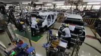 Proses perakitan Toyota Yaris Cross Hybrid dan model lainnya di Karawang Plant 2 TMMIN, Kawasan Industri KIIC, Karawang, Jawa Barat. (Septian/Liputan6.com)