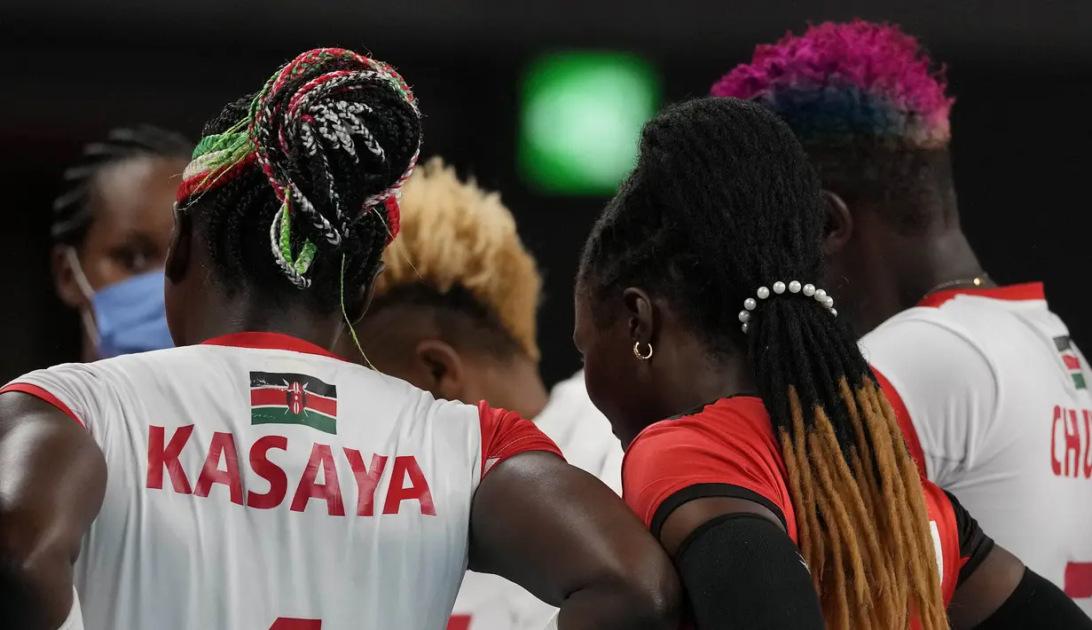 Para pemain tim Kenya berdiri bersama menunjukkan warna rambut mereka yang berbeda selama pertandingan babak penyisihan bola voli putri A antara Serbia dan Kenya pada Olimpiade Tokyo 2020 di Tokyo, Jepang, 29 Juli 2021. (AP Photo/Frank Augstein)