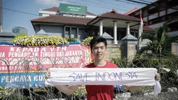Pendukung Basuki Tjahaja Purnama atau Ahok membentangkan kain "Save Indonesia" saat kembali menggelar aksi di depan Pengadilan Tinggi DKI Jakarta, Jumat (12/5). Massa menuntut agar penangguhan penahanan Ahok dikabulkan. (Liputan6.com/Faizal Fanani)