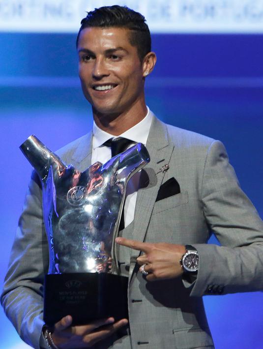 Cristiano Ronaldo menunjukan piala Pemain Terbaik UEFA 2016/17 di Grimaldi Forum, Monaco (24/8). Ronaldo berhasil meraih dua penghargaan yaitu, Penyerang Terbaik Liga Champions dan Pemain Terbaik UEFA 2016/17. (AP Photo/Claude Paris)