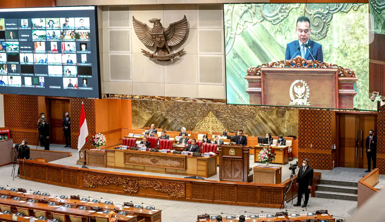 Sufmi Dasco Ahmad menyebut rapat paripurna ini melibatkan 291 dari 575 anggota DPR. Sebanyak 45 orang anggota DPR hadir secara fisik di dalam ruang sidang dan 245 anggota DPR lain hadir secara virtual serta izin sebanyak 1 anggota. (Liputan6.com/Faizal Fanani)