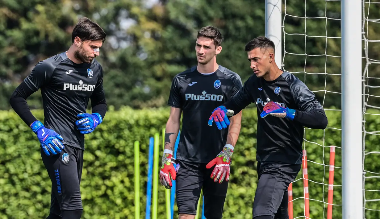 (Dari kiri) Penjaga gawang Atalanta, Marco Sportiello, Juan Musso dan Francesco Rossi menghadiri sesi latihan di tempat latihan klub di Ciserano, Bergamo, Italia (13/4/2022). Atalanta akan bertanding melawan RB Leipzig pada leg kedua perempat final Liga Europa. (AFP/Miguel Medina)