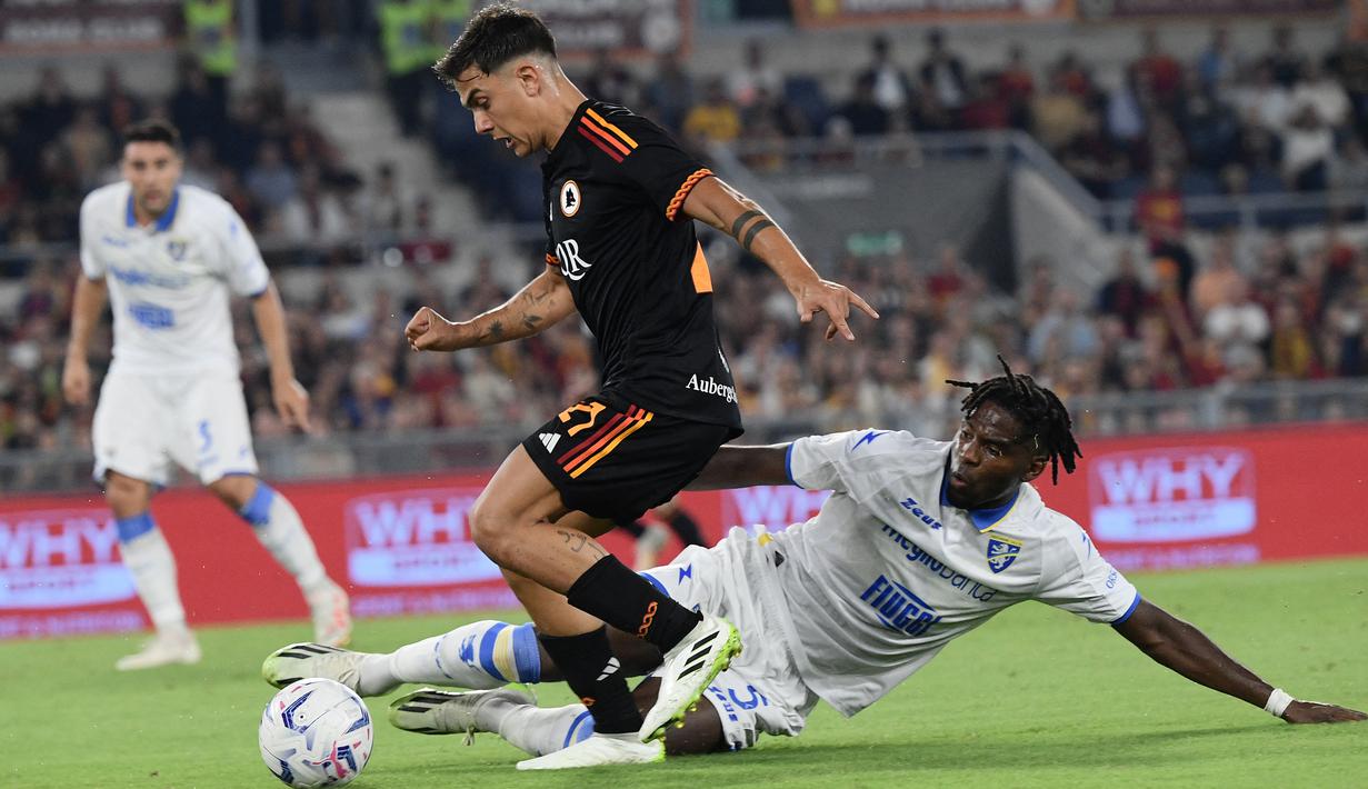 Penyerang AS Roma #21 Paulo Dybala (kiri) berebut bola dengan bek Frosinone #05 Caleb Okoli pada laga pekan ketujuh Serie A 2023/2024 di Olimpico, Senin (02/10/2023) dini hari WIB. (Filippo MONTEFORTE / AFP)
