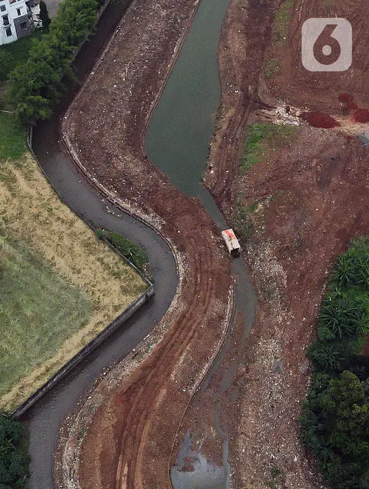 Foto udara suasana pembangunan Waduk Lebak Bulus, Jakarta Selatan, Selasa (11/10/2022). Waduk Lebak Bulus memiliki daya tampung volume air mencapai sekitar 44.000 meter kubik. (Liputan6.com/Herman Zakharia)