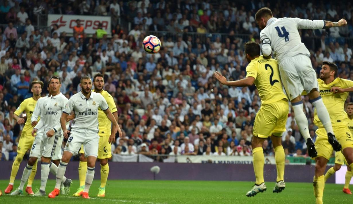 Pemain Real Madrid, Sergio Ramos, mencetak gol balasan ke gawang Villarreal pada laga La Liga 2016-2017 di Stadion Santiago Bernabeu, Kamis (22/9/2016) dini hari WIB. (AFP/Gerard Julien)