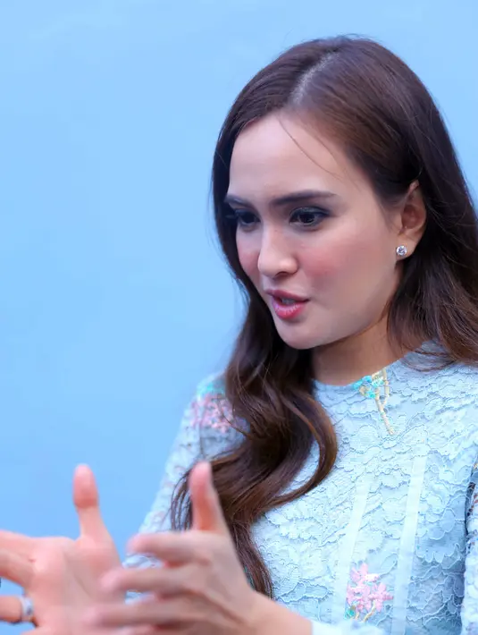 "Nggak, kita nggak menjalani program, kita natural saja. Ya karena memang kita nggak pernah (program hamil), bukan yang harus segala sesuatu dipikirkan. Kita nggak yang rush banget (soal momongan)," terangnya. (Nurwahyunan/Bintang.com)