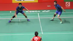 Ganda campuran Indonesia, Tontowi Ahmad/Liliyana Natsir mengembalikan kok ke arah rival senegara, Riky Widianto/Masita Mahmudin pada laga perdana Indonesia Masters 2018 di Jakarta, Selasa (23/1). Owi/Butet menang 23-21, 21-17. (Liputan6.com/Angga Yuniar)