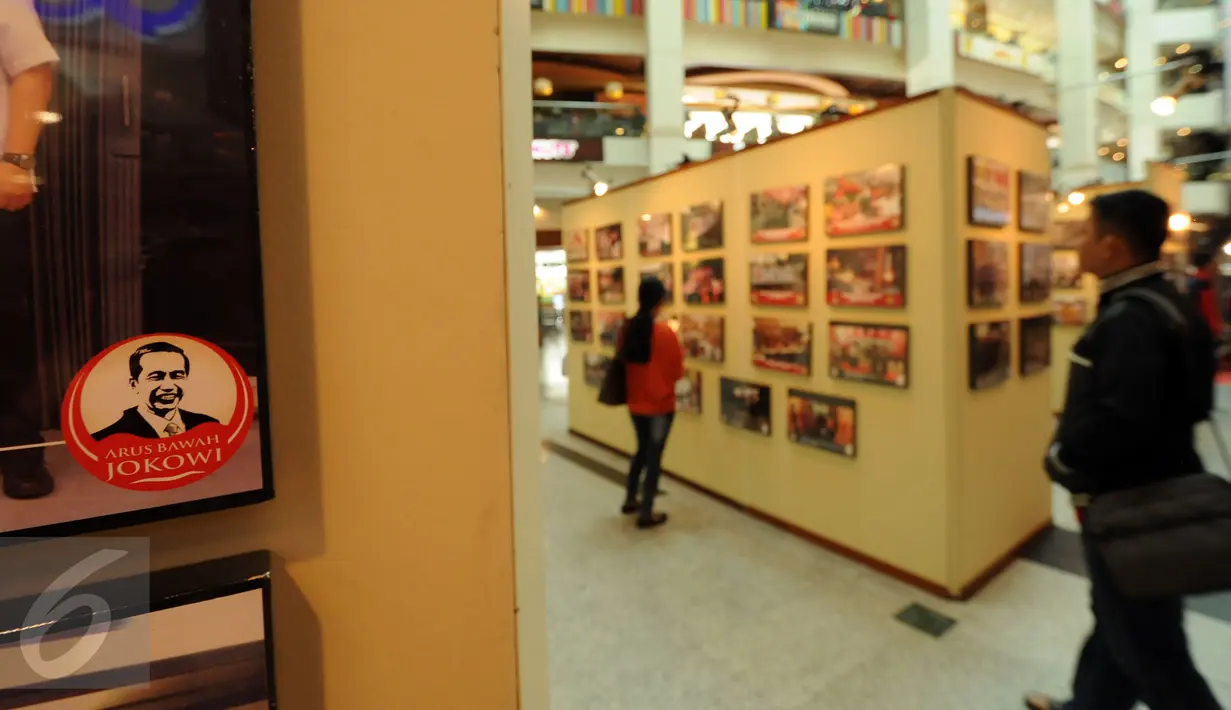 Pengunjung melihat-lihat koleksi foto relawan Jokowi yang dipamerkan di Plaza Atrium Senen, Jakarta, Sabtu (23/4/2016). Hingga 29 April mendatang, Relawan Jokowi menggelar pameran foto dukungan dan diskusi. (Liputan6.com/Helmi Fithriansyah)