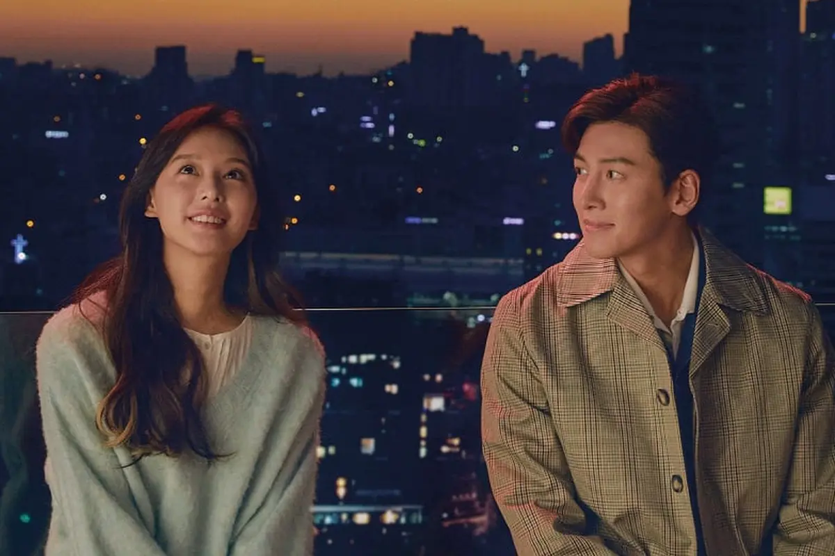 Lovestruck in the City. (Kakao TV via Soompi)