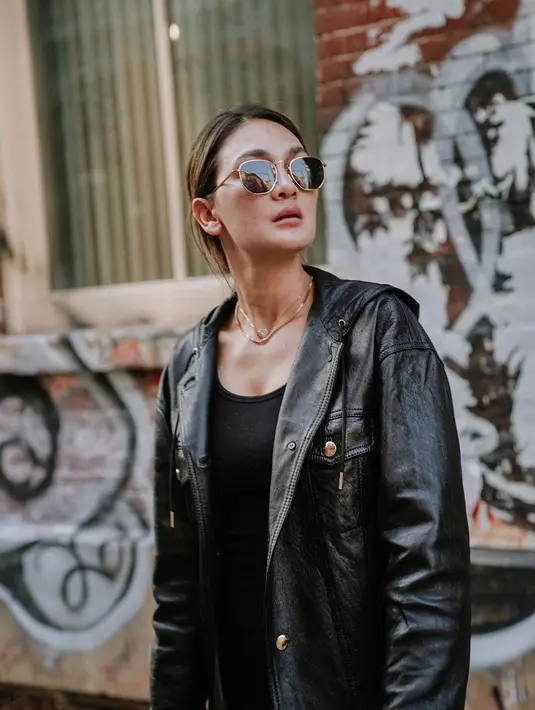 Eks pacar Ariel itu kenakan jaket kulit menjelma bak sosok "Jessica Jones" yang diperankan oleh Krysten Ritter. Sosok "Jessica Jones" sendiri meupakan superhero wanita yang memiliki kekuatan fisik super besar walau hanya memiliki tubuh yang kecil. (Instagram/lunamaya)