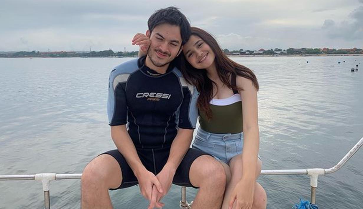 Tahun 2022, Rizky Nazar unggah foto romantis bareng Syifa Hadju saat liburan bareng. Dikenal sebagai cowok simpel dan jarang tuliskan keterangan unggahan yang panjang, artis kelahiran 1996 ini hanya tuliskan ‘Happy 22th’ saat kekasihnya ulang tahun ke-22. Meski terlihat cuek terhadap Syifa, namun aktor keturunan Arab ini punya cara tersendiri untuk membuat Syifa bahagia. (Liputan6.com/IG/rizkynazar20)