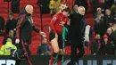 Bek Manchester United, Victor Lindelof dipapah usai menderita cedera kontra Crystal Palace pada laga lanjutan Premier League yang berlangsung di stadion Old Trafford, Manchester, Minggu (25/11). MU bermain imbang 0-0. (AFP/Lindsay Parnaby)