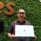 Presiden Direktur Acer Indonesia Herbet Ang bersama laptop tertipis di dunia Acer Swift 7 (Liputan6.com/ Agustin Setyo W)