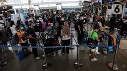 Berdasarkan data PT Angkasa Pura II, pada puncak arus mudik hari ini diprediksi akan ada 146 ribu penumpang yang terbang menggunakan pesawat melalui Bandara Soekarno Hatta. (Liputan6.com/Johan Tallo)