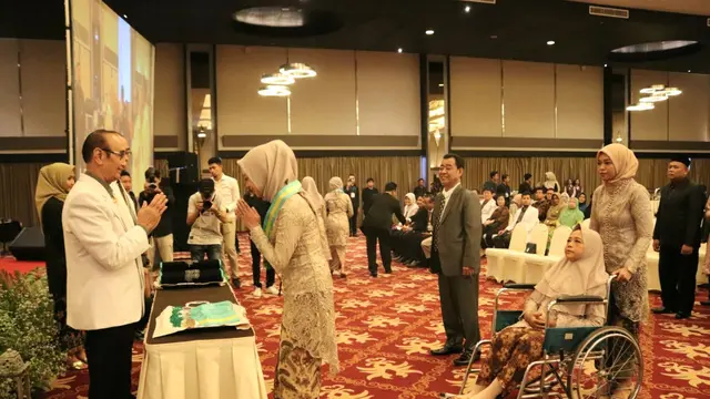 Fakultas Kedokteran (FK) UMP melantik 20 dokter baru, terdiri dari 14 dokter wanita dan 6 dokter pria, dalam Sumpah Dokter FK UMP di Aston Hote Purwokerto, Senin (13/1/2020). (Foto: Liputan6.com/Dok. UMP)