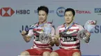 Pasangan Indonesia, Kevin Sanjaya/Marcus Gideon, merayakan kemenangan atas wakil Jepang, Takuto Inoue/Yuki Kaneko pada final Indonesia Open di Istora Senayan, Jakarta, Minggu, (8/6/2018). Kevin/Marcus menang 21-13 dan 21-16. (Bola.com/M Iqbal Ichsan)