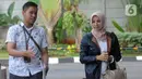 Terpidana mantan Bupati Kutai Kartanegara Rita Widyasari (kanan) tiba di Gedung KPK, Jakarta, Senin (2/12/2019). Rita akan menjalani pemeriksaan sebagai saksi atas kasus Tindak Pidana Pencucian Uang (TPPU) untuk tersangka Khairudin. (merdeka.com/Dwi Narwoko)