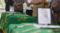 Sesuai dengan rencana, kedua jenazah pun dibawa ke pemakaman pada Jumat (5/11/21) pagi. (Kapanlagi.com/M. Akrom Sukarya)