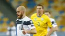 Pemain Finlandia Teemu Pukki menggiring bola saat melawan Ukraina pada pertandingan Grup D kualifikasi Piala Dunia 2022 di Stadion Olimpiyskiy, Kyiv, Ukraina, Minggu (28/3/2021). Pertandingan berakhir 1-1. (AP Photo/Efrem Lukatsky)