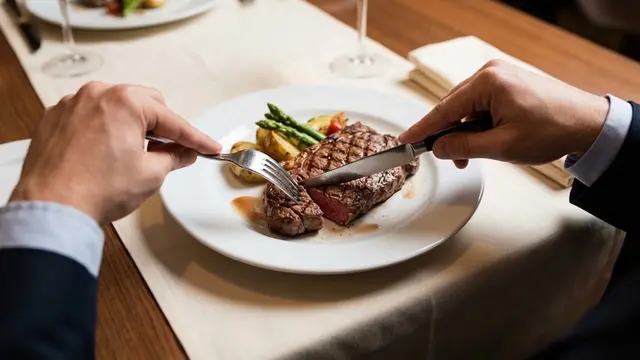 Cara Makan Steak dengan Garpu dan Pisau yang Benar dan Elegan