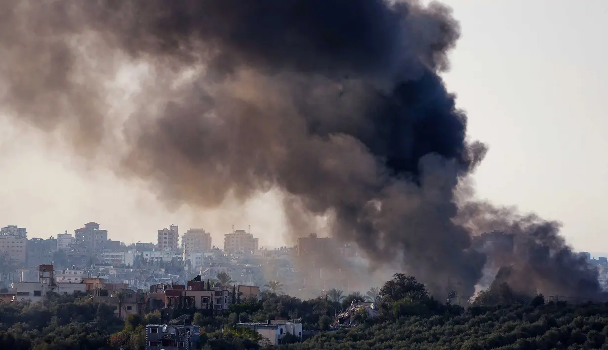 Foto yang diambil dari Israel selatan di perbatasan dengan Jalur Gaza ini menunjukkan asap mengepul di atas wilayah Palestina selama pengeboman Israel pada 18 Januari 2024. (JACK GUEZ/AFP)