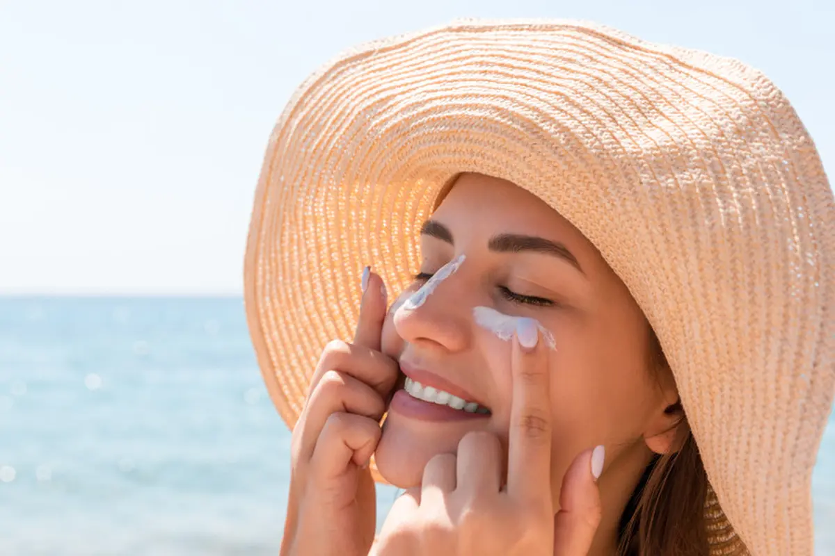 Perlukah Pakai Sunscreen di Kulit Sekitar Mata? Ini Kata Pakar Dermatologi