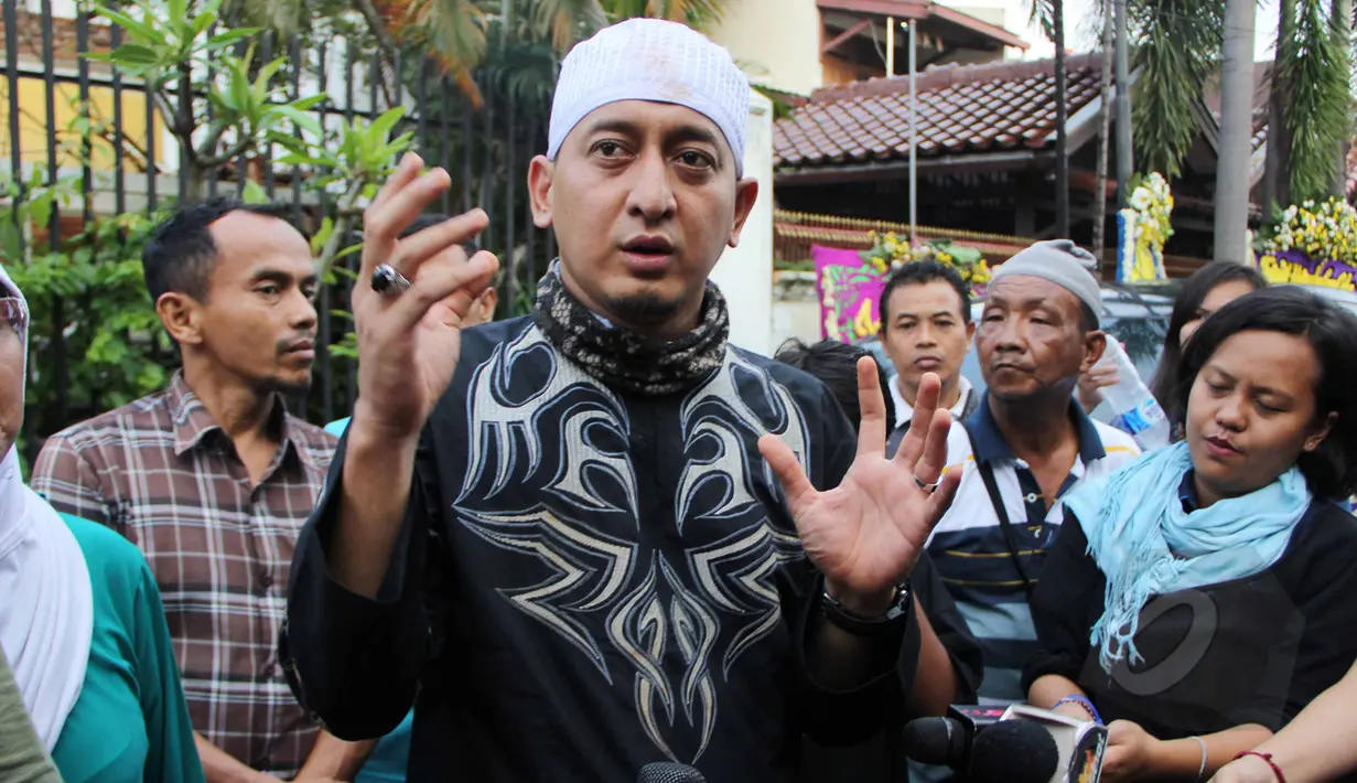 Ustad Zaki Mirza menceritakan tentang kebaikan almarhum Olga yang belum diketahui publik. Menurut Ustad Zaki, Olga pernah membantu pengobatan orang yang kurang mampu sebesar Rp. 85 juta. Foto diambil pada Sabtu (28/3/2015). (Liputan6.com/Helmi Afandi)