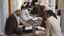 Ulama Syiah belajar di sekolah Sebzevari di kota suci Najaf, Irak, 23 November 2021. Sekolah-sekolah agama di Irak kembali dibuka setelah lebih dari dua tahun di tengah pandemi COVID-19. (Qassem al-KAABI/AFP)