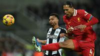 Bek Liverpool, Virgil van Dijk (kanan) berebut bola dengan gelandang Newcastle United Jacob Murphy saat pertandingan Liga Premier Inggris 2024/2025 di St James Park, Newcastle, Inggris pada Rabu 4 Desember 2024 waktu setempat atau Kamis 5 Desember 2024 dini hari WIB. (Paul ELLIS/AFP)