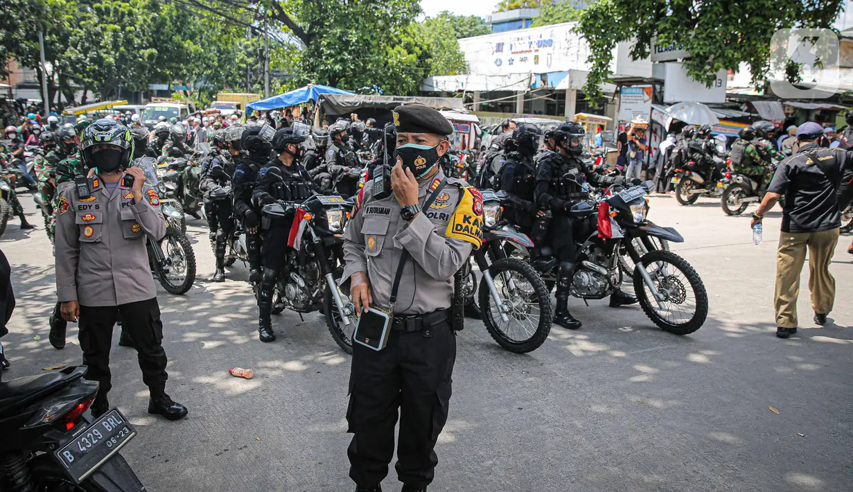 Aparat kepolisian meminta peserta aksi Reuni 212 yang bertahan untuk membubarkan diri di Jalan Abdul Muis, Jakarta, Kamis (2/12/2021). Tindakan ini diambil demi menghindari terjadinya kerumunan massa. (Liputan6.com/Faizal Fanani)