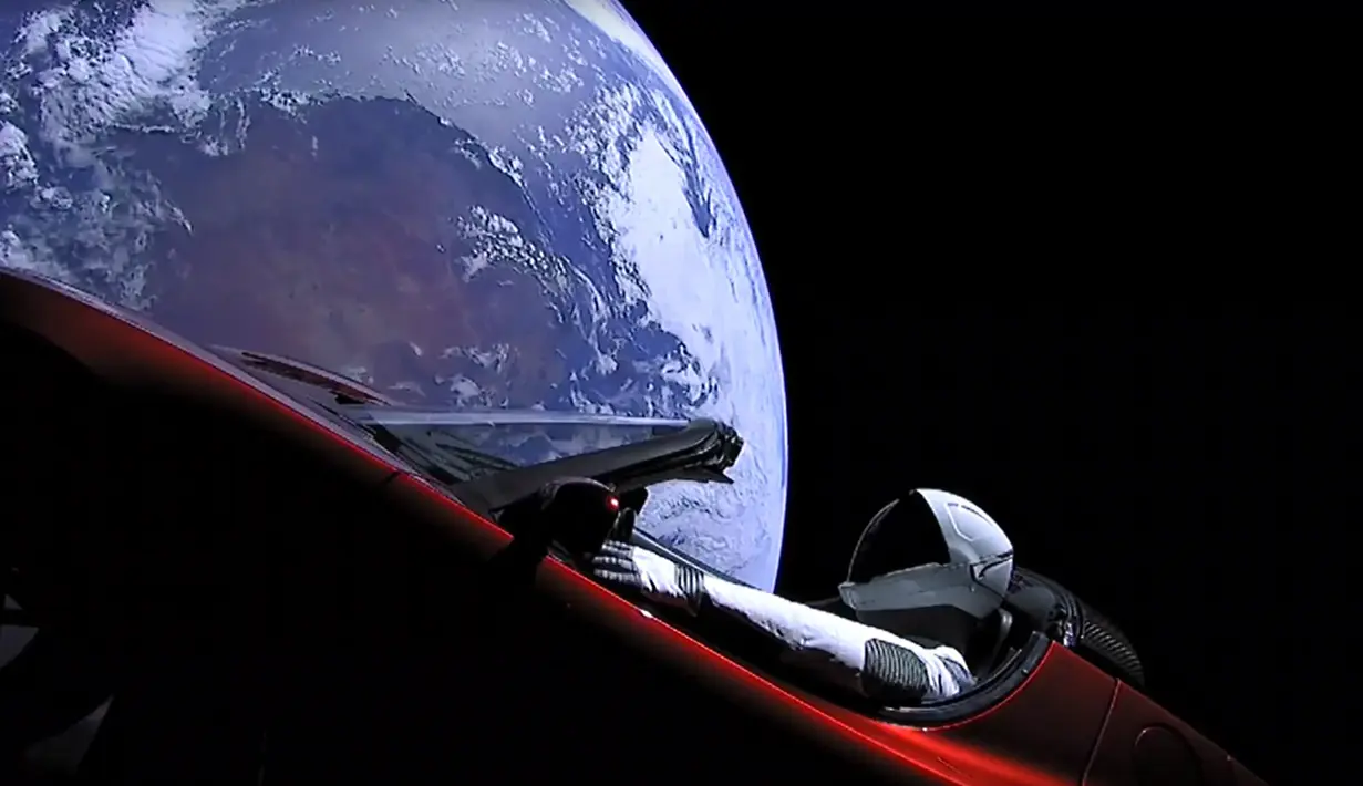 Mobil Tesla Roadster yang dilengkapi manekin astronot bernama Starman berada di roket Falcon Heavy (6/2). SpaceX melontarkan mobil listrik Tesla Roadster berwarna cherry red ke orbit Mars. (Ho/SpaceX/AFP)