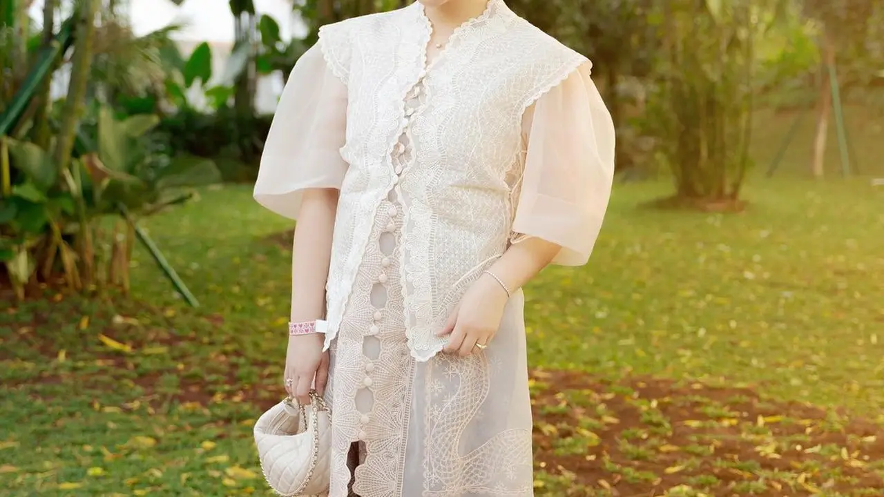 8 Inspirasi Outfit Kondangan yang Elegan dengan Kebaya, Songket, dan Batik dari Enzy Storia, Fuji Utami, hingga Nagita Slavina