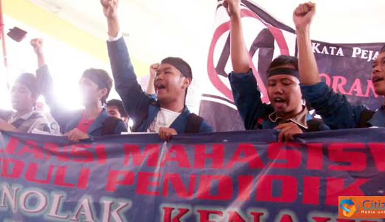Citizen6, Surabaya: Mahasiswa Unair peduli pendidikan dengan spanduk menyatakan penolakan pengenaan SP3 bagi mahasiswa jalur SNMPTN dan peningkatan SOP bagi mahasiswa baru jalur PMDK Umum, di depan Gedung manajemen kampus C. (Pengirim: Ziadatur Rohmah)