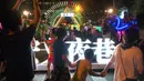 Orang-orang menikmati waktu luang mereka di sebuah jalan di Shanghai, pada 7 Juni 2020. Berbagai bar, museum, toko buku, pusat perbelanjaan, serta kompleks komersial penting bergabung ke dalam festival yang digelar untuk mendorong aktivitas perekonomian malam hari di kota tersebut. (Xinhua/Chen Fei)