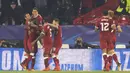 Para pemain Liverpool merayakan gol yang dicetak Sadio Mane ke gawang Sevilla pada laga Liga Champions di Stadion Ramon Sanchez Pizjuan, Sevilla, Selasa (21/11/2017). Kedua klub bermain imbang 3-3. (AP/Miguel Morenatti)