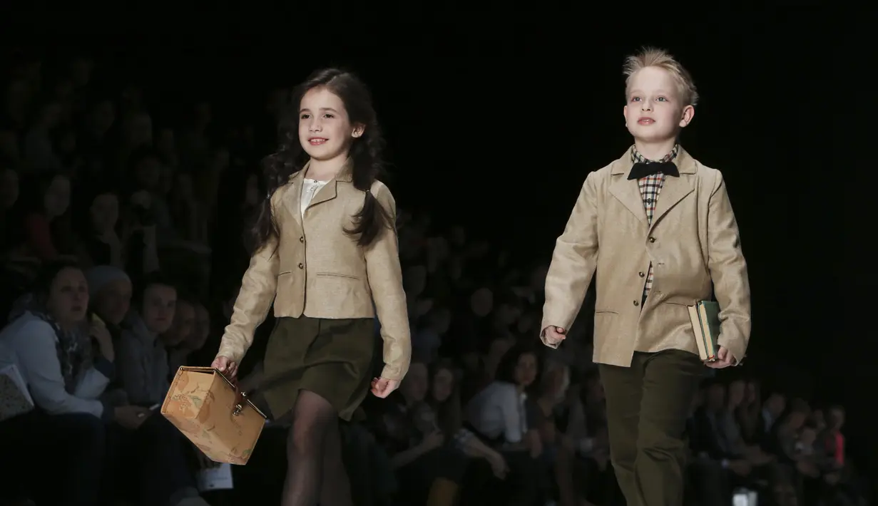 Model kecil pria dan wanita ini tampak menarik perhatian para pemirsa di Moscow Fashion Week (REUTERS/Sergei Karpukhin)