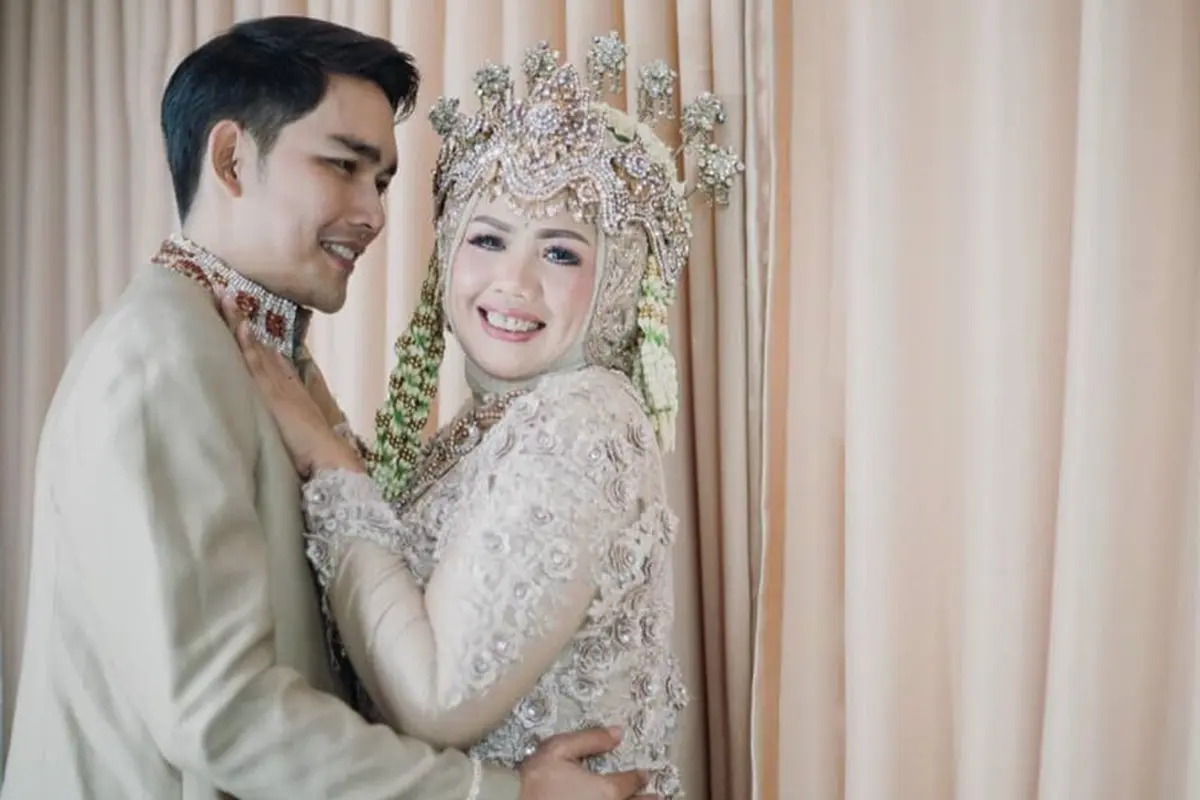Pakai Baju Pengantin, Ini 6 Momen Kebersamaan Elly Sugigi dengan Pacar Barunya
