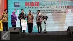 Menteri Perdagangan Thomas Lembong memukul gendang sebagai tanda sambut Hari Konsumen Nasional (Harkonas) 2016, Jakarta, Selasa (26/4). Harkonas tahun ini mengambil tema konsumen cerdas mandiri dan cinta produk dalam negeri. (Liputan6.com/Faizal Fanani)
