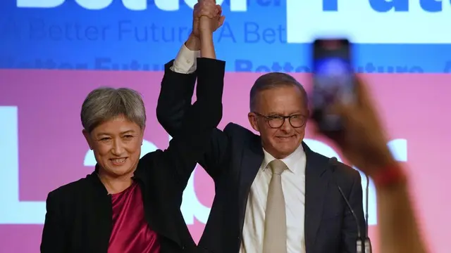 Perdana Menteri Australia yang baru Anthony Albanese (kanan), dari Partai Buruh. Ia menggantikan Scott Morrison. (Foto AP/Rick Rycroft)